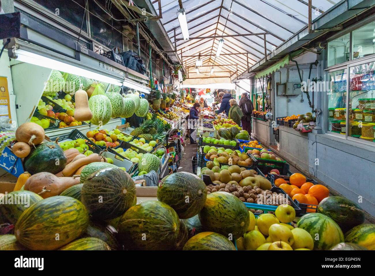 Porto, Portogallo. Dicembre 29, 2014: Frutta venditore e acquirenti all'interno dello storico mercato Bolhao Foto Stock