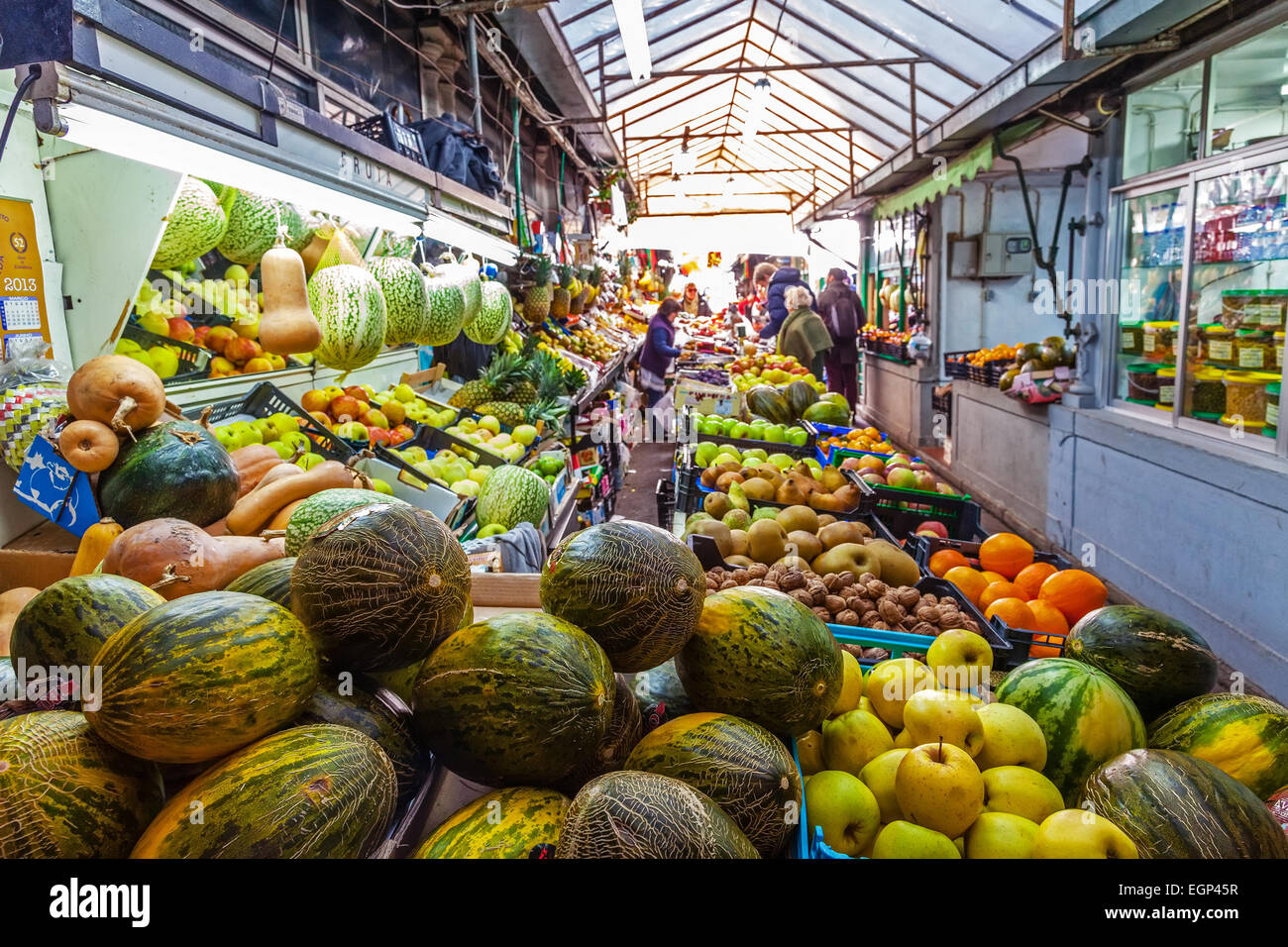 Porto, Portogallo. Dicembre 29, 2014: Frutta venditore e acquirenti all'interno dello storico mercato Bolhao Foto Stock