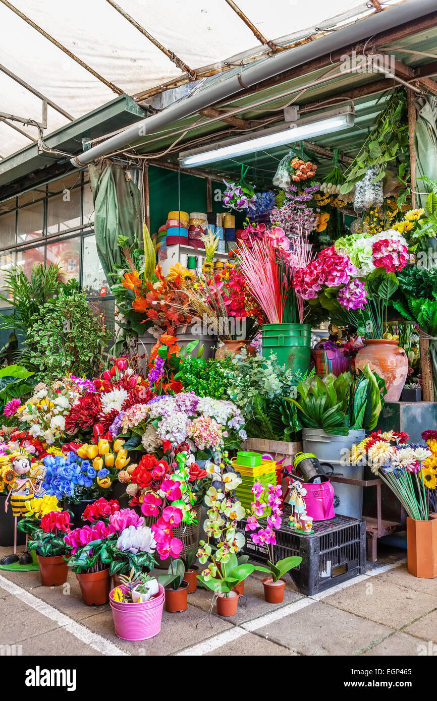Porto, Portogallo. Dicembre 29, 2014: fiori artificiali stand all'interno dello storico mercato Bolhao Foto Stock