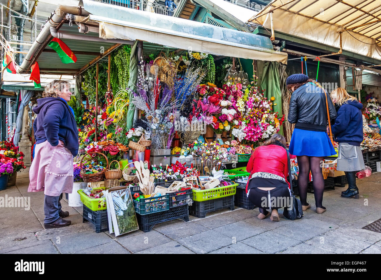 Porto, Portogallo. Dicembre 29, 2014: fiori artificiali stand all'interno dello storico mercato Bolhao Foto Stock