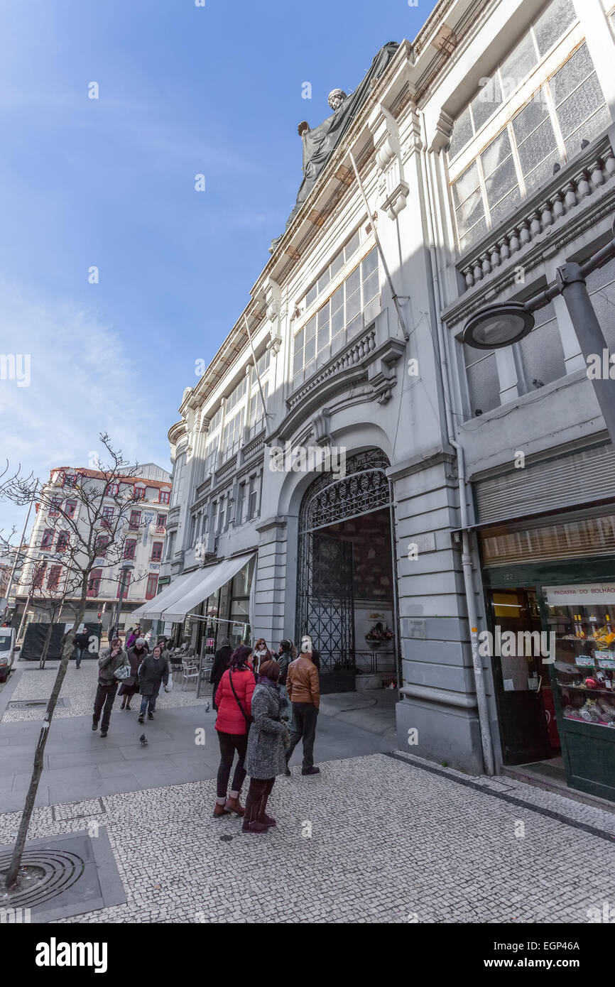 Porto, Portogallo. Dicembre 29, 2014: ingresso dello storico mercato Bolhao. Xviii secolo architettura neoclassica. Foto Stock