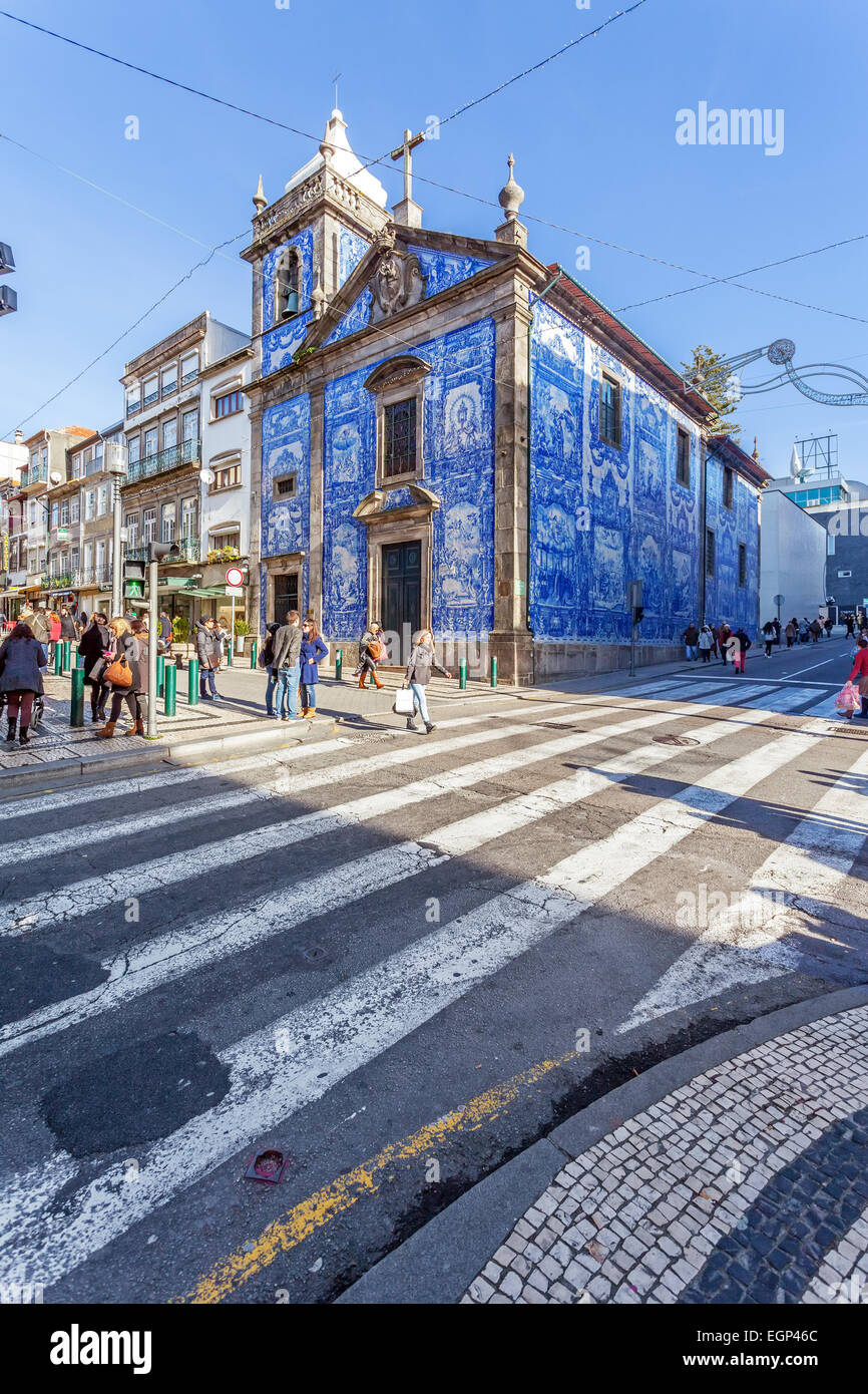 Porto, Portogallo. Cappella di Santa Catarina, aka Almas Cappella decorata con il tipico portoghese piastrelle blu aka azulejos. Foto Stock