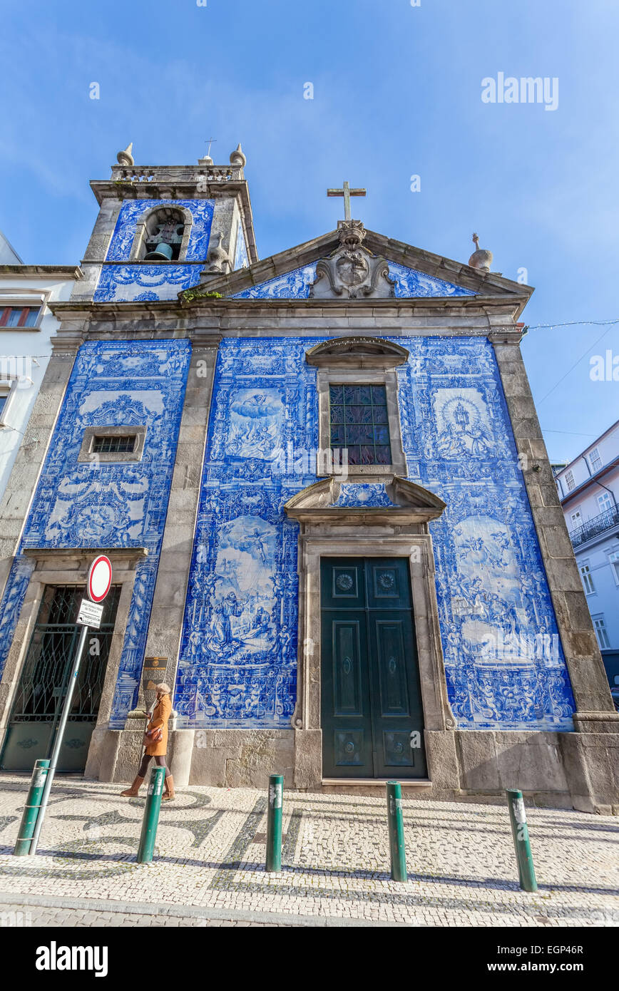 Porto, Portogallo. Cappella di Santa Catarina, aka Almas Cappella decorata con il tipico portoghese piastrelle blu aka azulejos. Foto Stock