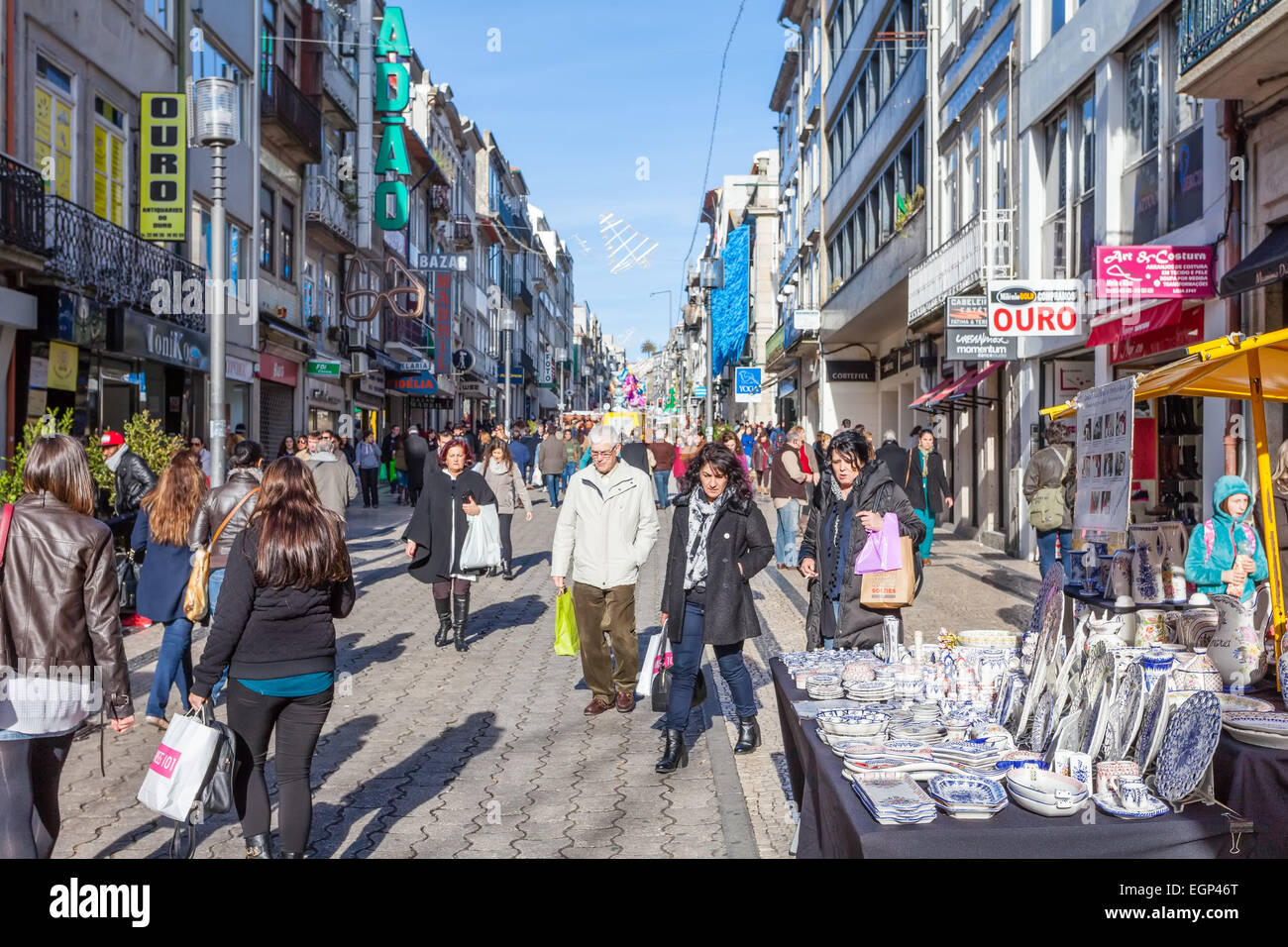 Porto, Portogallo. Santa Catarina Street, la principale via dello shopping della città, pieno di acquirenti durante i festeggiamenti. Foto Stock