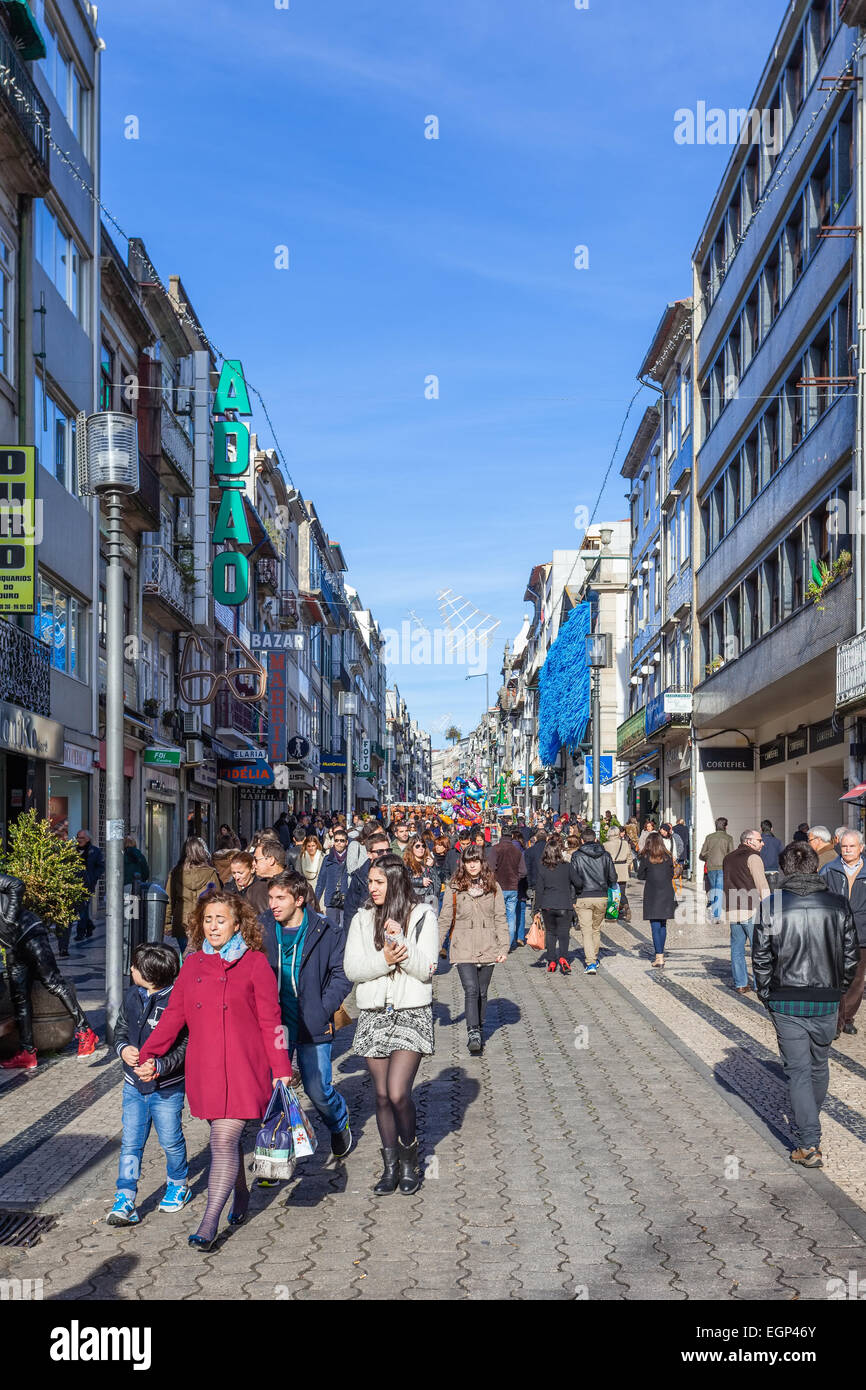 Porto, Portogallo. Santa Catarina Street, la principale via dello shopping della città, pieno di acquirenti durante i festeggiamenti. Foto Stock