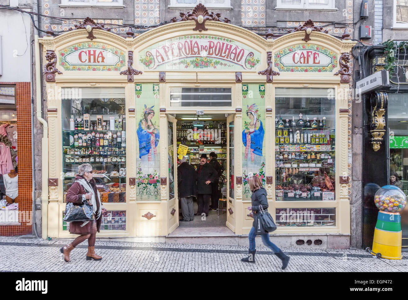 Porto, Portogallo. Una Perola do Bolhao fruttivendolo. Questo storico negozio di gastronomia è decorato in stile Art Nouveau Foto Stock