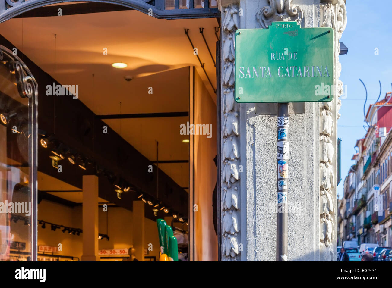 Porto, Portogallo. Un cartello stradale che mostra la Rua de Santa Catarina, il nome della maggior parte strada commerciale della città di Porto Foto Stock