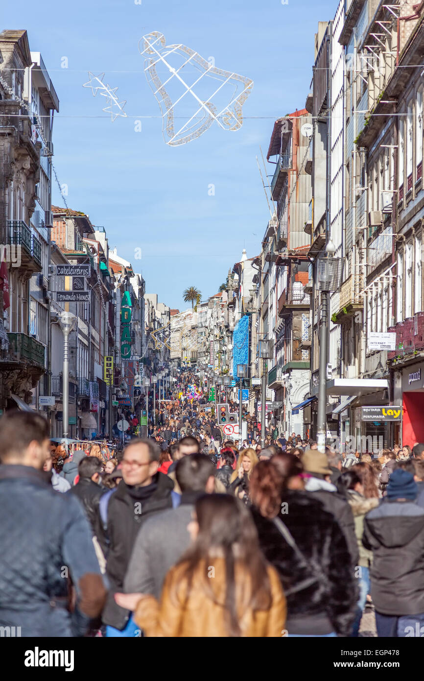 Porto, Portogallo. Santa Catarina Street, la principale via dello shopping della città, pieno di acquirenti durante i festeggiamenti. Foto Stock