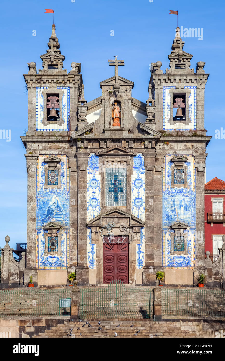 Santo Ildefonso chiesa nella città di Porto, Portogallo. Il XVIII secolo l'architettura barocca, coperto portoghese con piastrelle blu Foto Stock