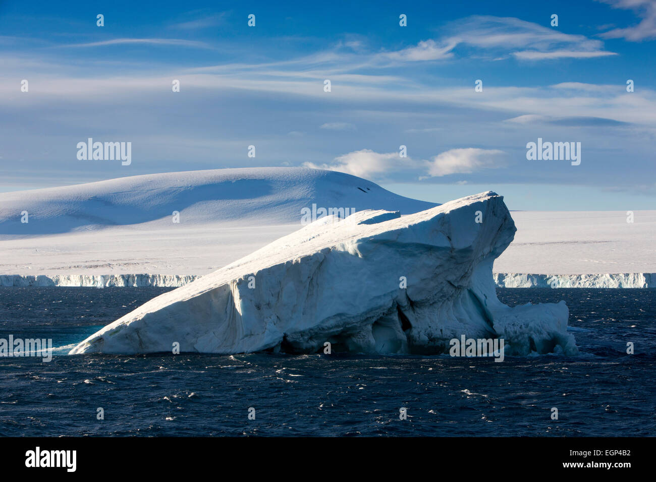 L'Antartide, Antartico Suono, Brown Bluff, inclinazione iceberg tabulari Foto Stock