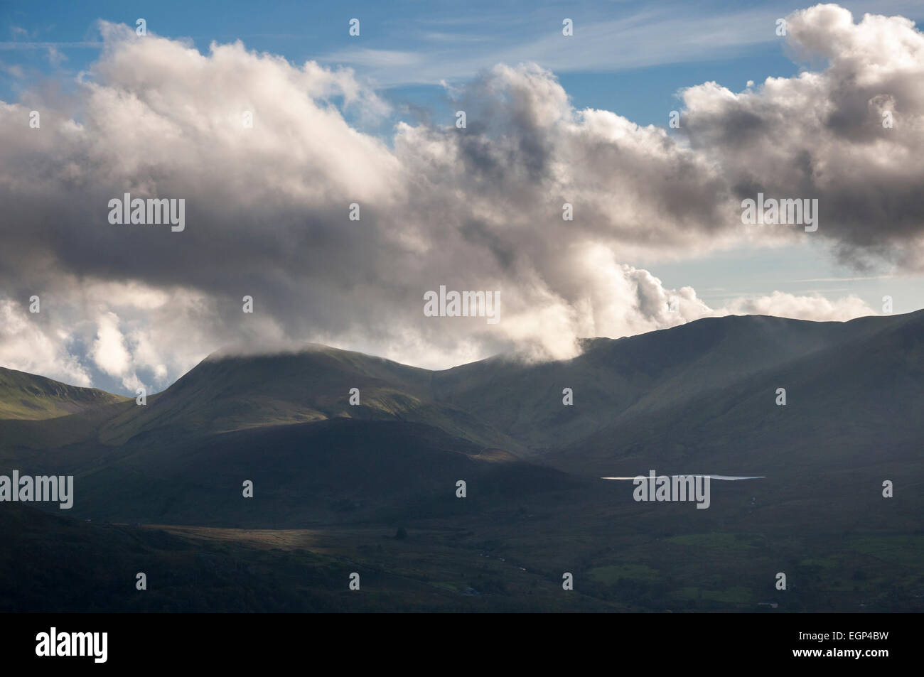 Morbide nuvole sopra le montagne vicino a Llanberis in Snowdonia. Foto Stock