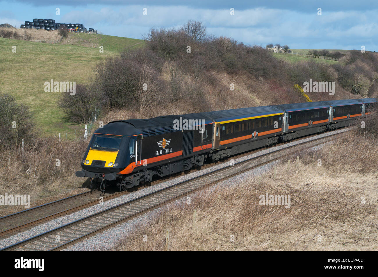 Grand Central treno ad alta velocità vicino Easington Colliery sulla contea di Durham della linea costiera, England, Regno Unito Foto Stock