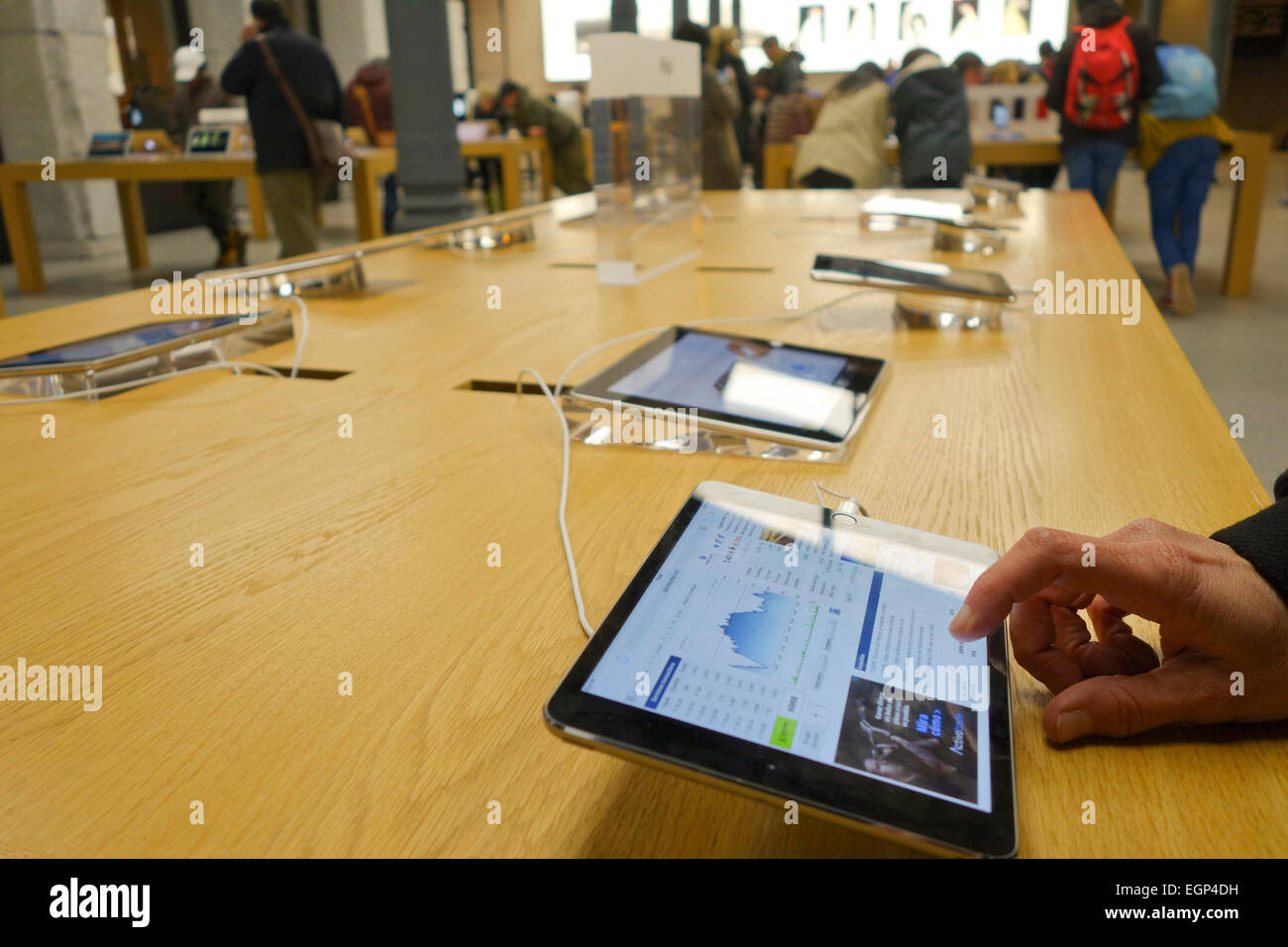 Donna su Ipad guardando in borsa nel negozio Apple Store, Genius Bar, Madrid, Spagna. Foto Stock