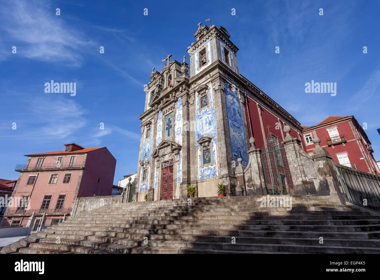 Santo Ildefonso chiesa nella città di Porto, Portogallo. Il XVIII secolo l'architettura barocca, coperto portoghese con piastrelle blu Foto Stock