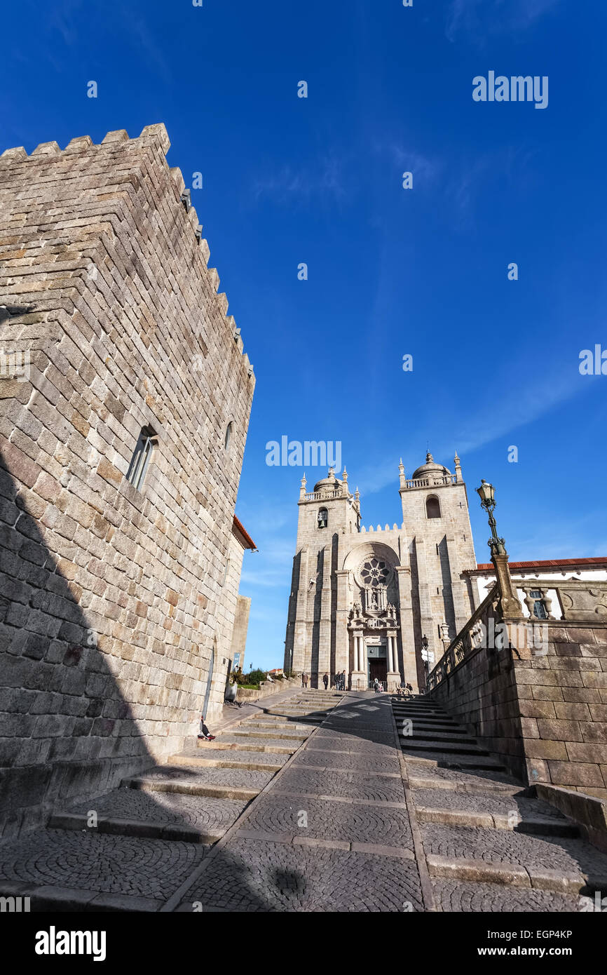 Porto, Portogallo. Torre medievale (sinistra) e la cattedrale di Porto visto attraverso il Dom Pedro Pitoes Street. Il romanico e il Gotico Foto Stock