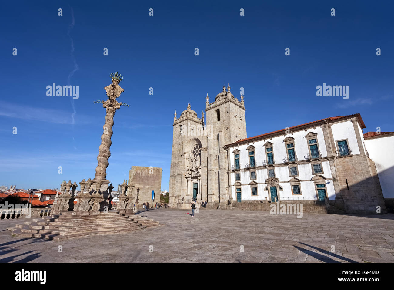 Oporto, Porto, Portogallo. Cattedrale o Sé Catedral e la gogna in piazza del Duomo aka Terreiro da sé. Il romanico e il Gotico Foto Stock