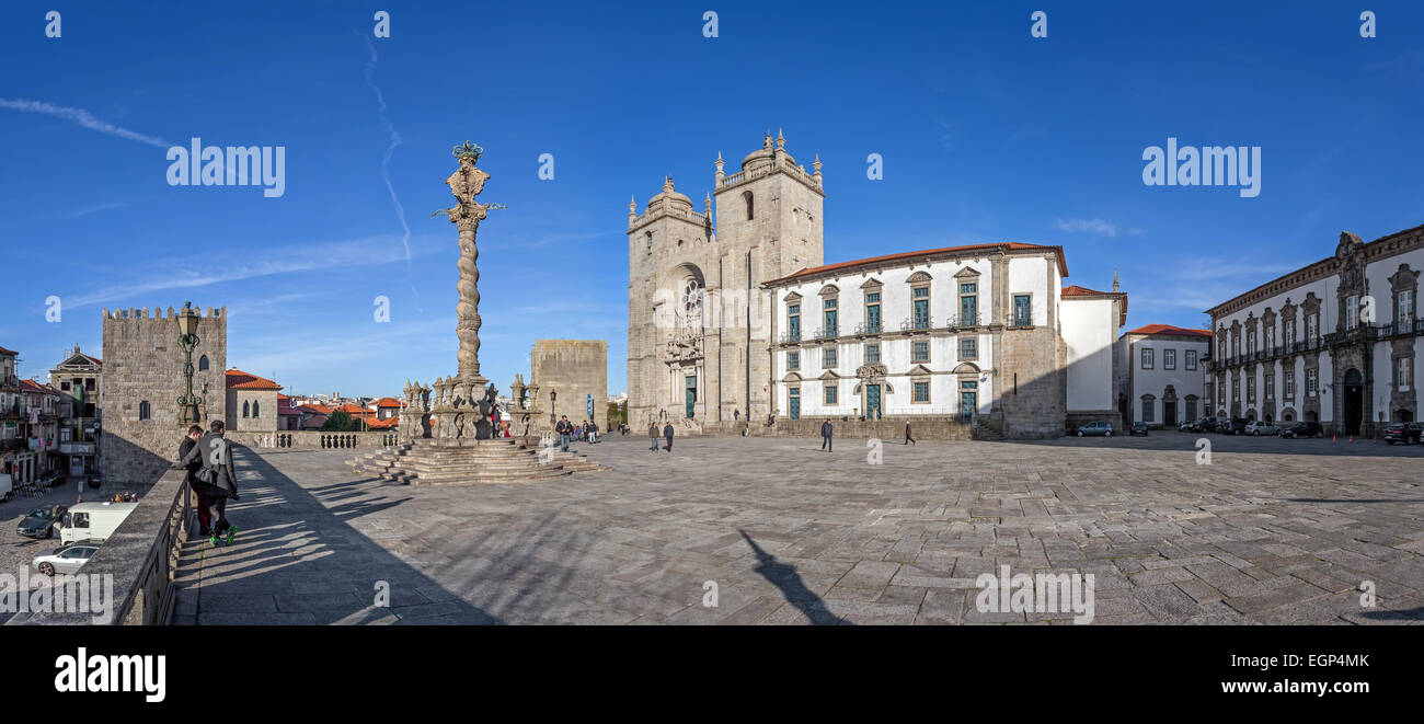 Porto, Portogallo. Cattedrale o Sé Catedral e la gogna in piazza del Duomo aka Terreiro da sé. Il romanico e il Gotico Foto Stock