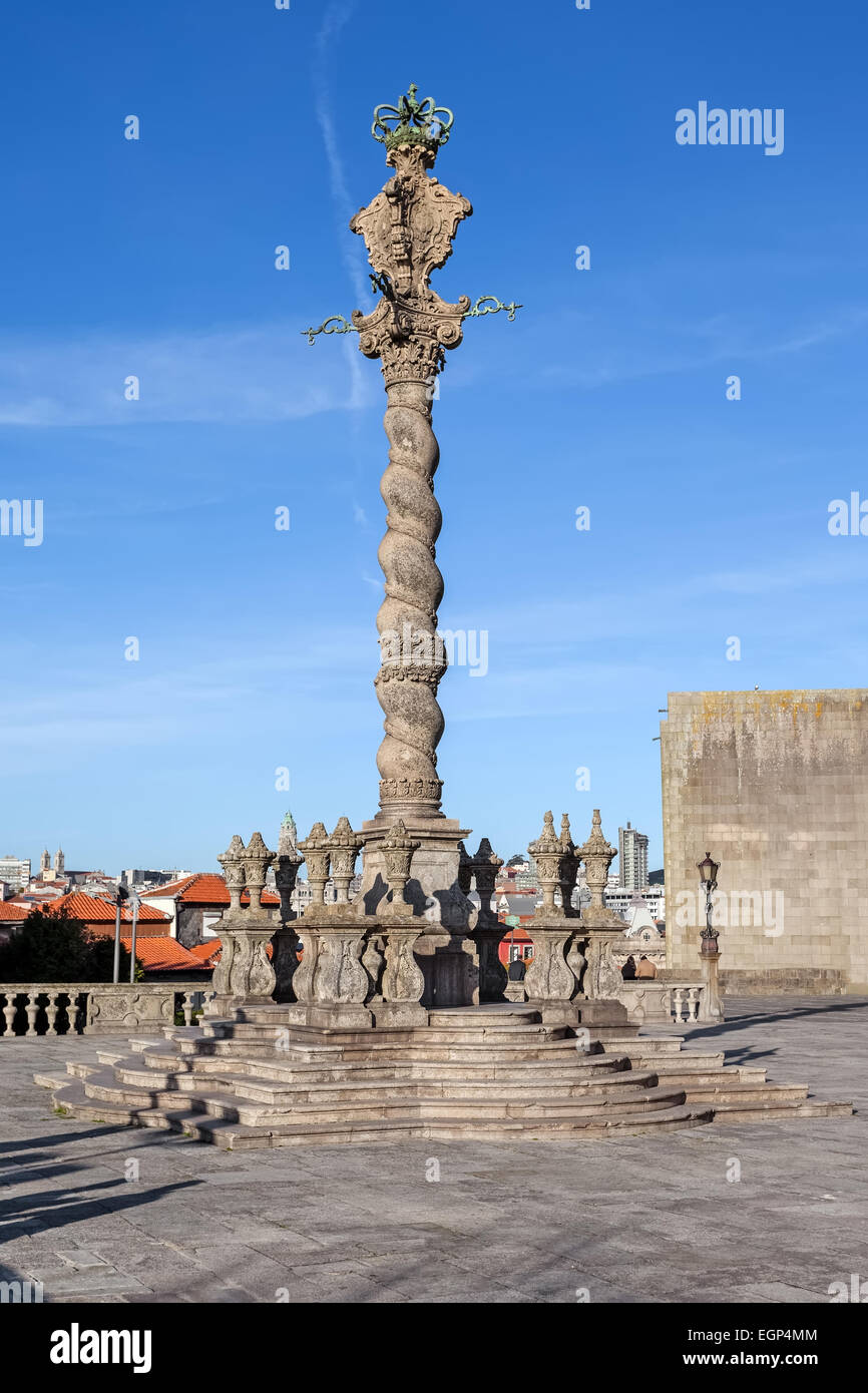 Porto, Portogallo. La Gogna collocato in piazza del Duomo aka Terreiro da sé davanti alla cattedrale o Sé Catedral do Porto Foto Stock