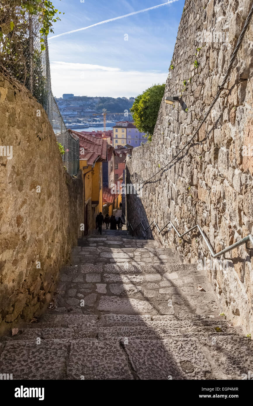 Porto, Portogallo. Stretta e ripida strada medievale delle parti più antiche della città, che collega la zona della cattedrale a Ribeira Foto Stock