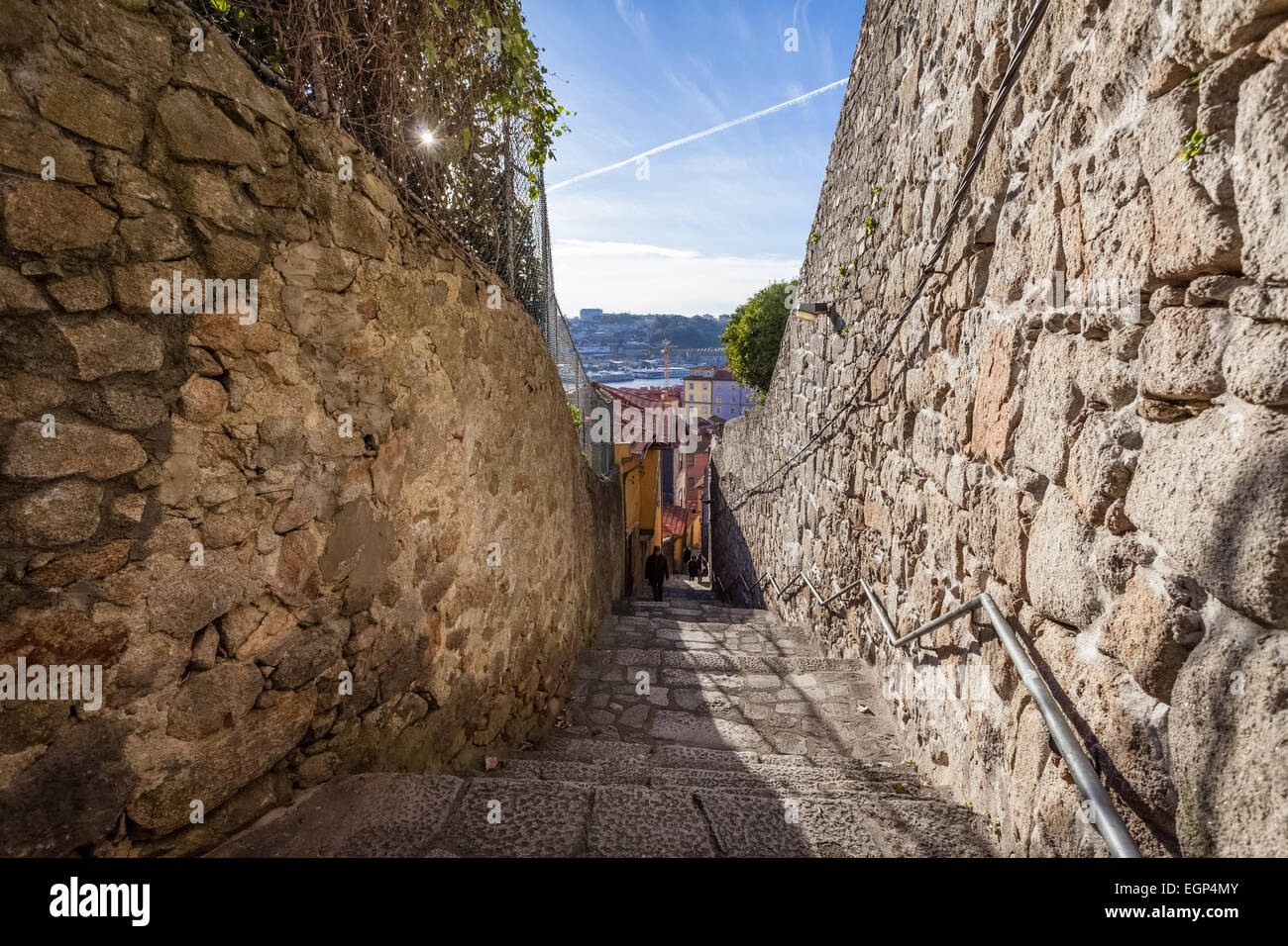 Porto, Portogallo. Stretta e ripida strada medievale delle parti più antiche della città, che collega la zona della cattedrale a Ribeira Foto Stock