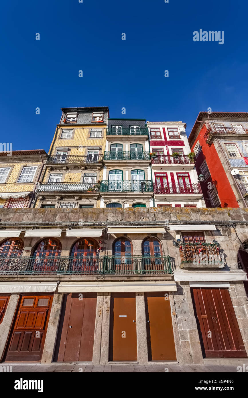 Porto, Portogallo. I tipici edifici colorati del quartiere Ribeira. Unesco - Sito Patrimonio dell'umanità. Foto Stock