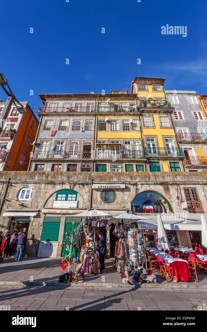 Porto, Portogallo. I tipici edifici colorati della Ribeira distretto con i negozi, i ristoranti e i bar costruito nella parete di pietra Foto Stock