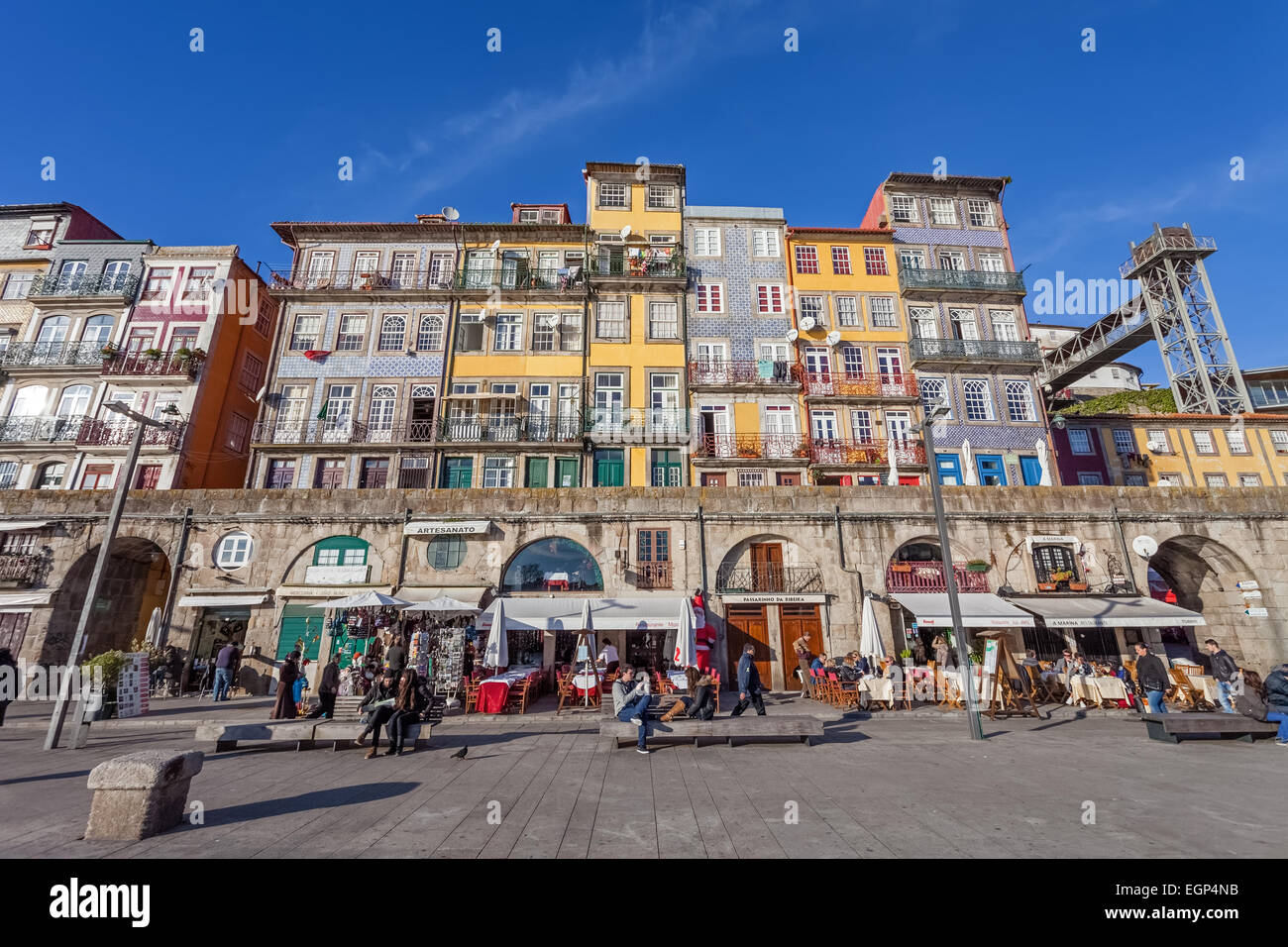 Porto, Portogallo. I tipici edifici colorati della Ribeira distretto con i negozi, i ristoranti e i bar costruito nella parete di pietra Foto Stock