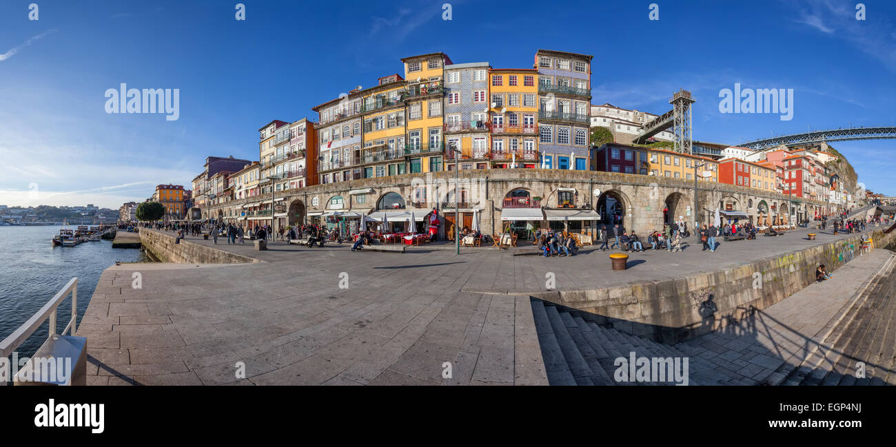 Porto, Portogallo. I tipici edifici colorati della Ribeira distretto con i negozi, i ristoranti e i bar costruito nella parete di pietra Foto Stock