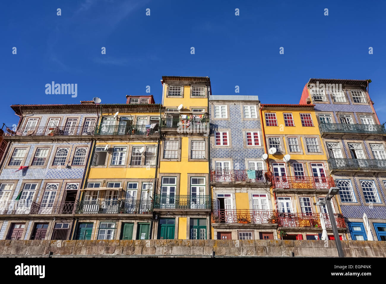 Porto, Portogallo. I tipici edifici colorati del quartiere Ribeira di Porto, Portogallo. Unesco - Sito Patrimonio dell'umanità. Foto Stock