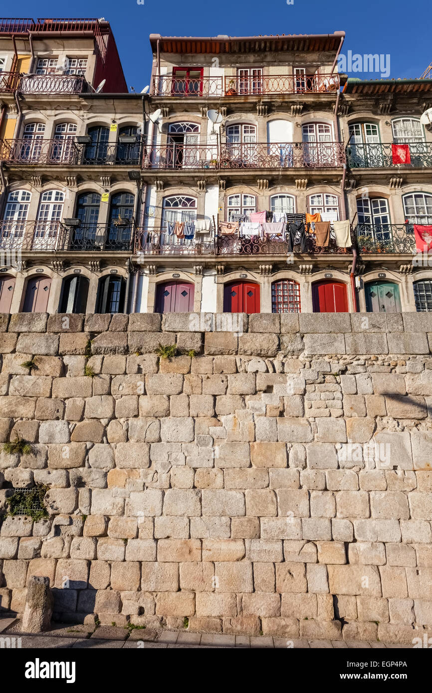 Porto, Portogallo. I tipici edifici colorati del quartiere Ribeira di Porto, Portogallo. Unesco - Sito Patrimonio dell'umanità. Foto Stock