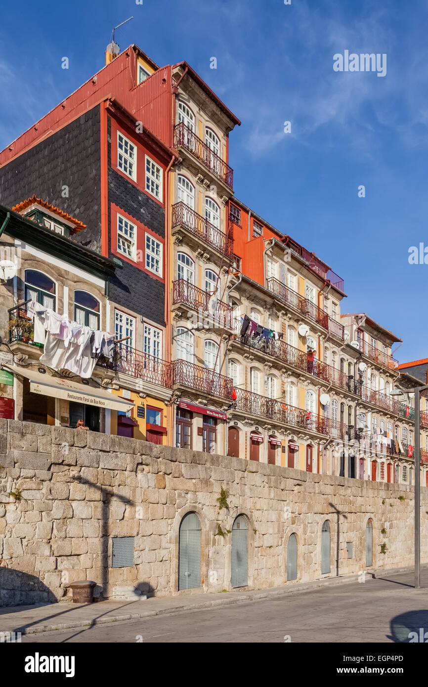 Porto, Portogallo. I tipici edifici colorati del quartiere Ribeira di Porto, Portogallo. Unesco - Sito Patrimonio dell'umanità. Foto Stock