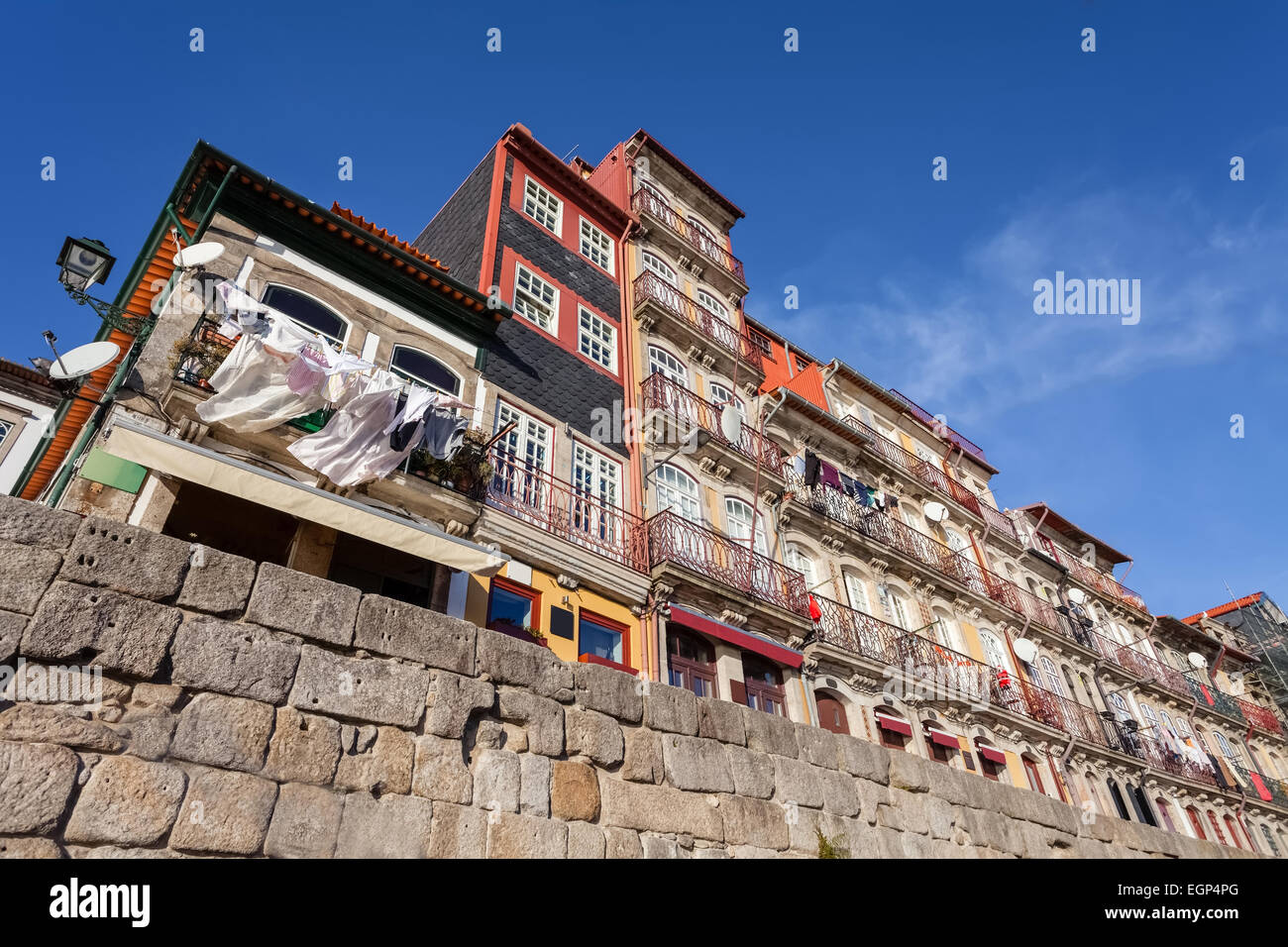 Porto, Portogallo. I tipici edifici colorati del quartiere Ribeira di Porto, Portogallo. Unesco - Sito Patrimonio dell'umanità. Foto Stock