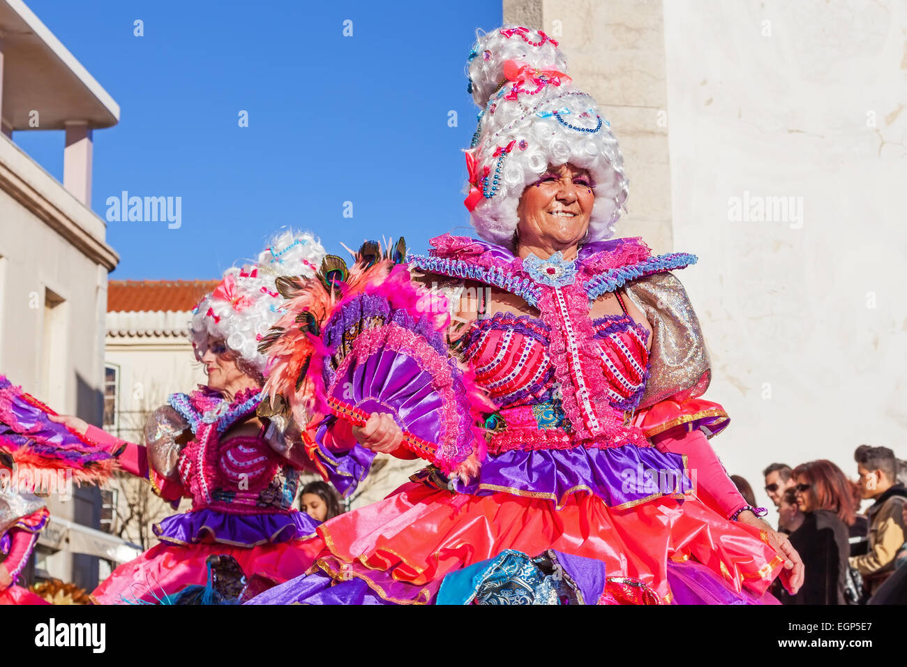 Il Baianas, uno dei più storicamente importanti personaggi del Rio de Janeiro stile brasiliano Carnaval Parade Foto Stock