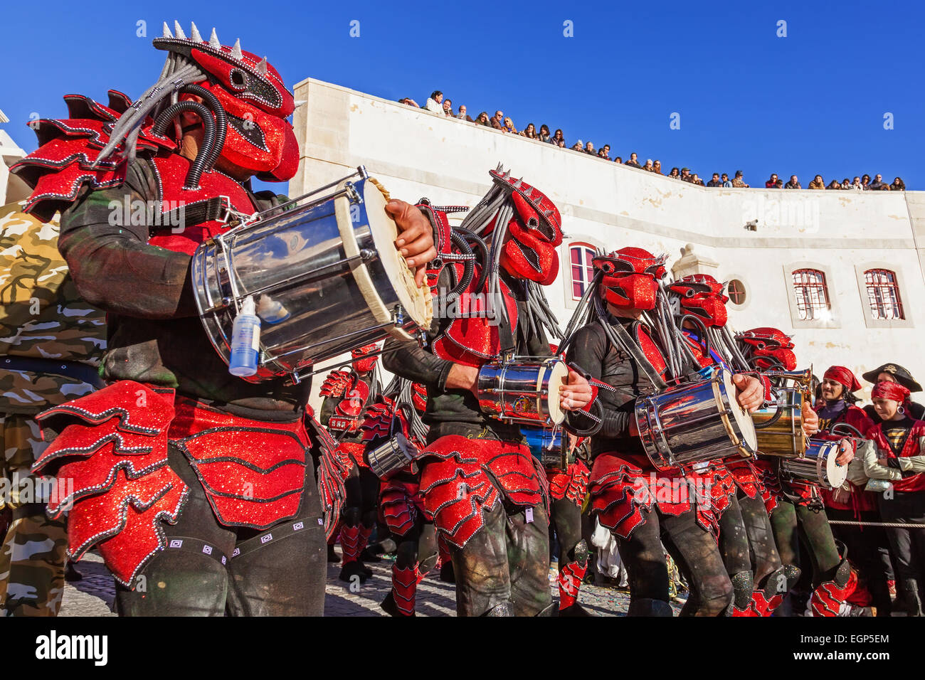 Bateria, la sezione musicale della scuola di samba, giocando per ballerini in Rio de Janeiro stile sfilata di carnevale. Foto Stock