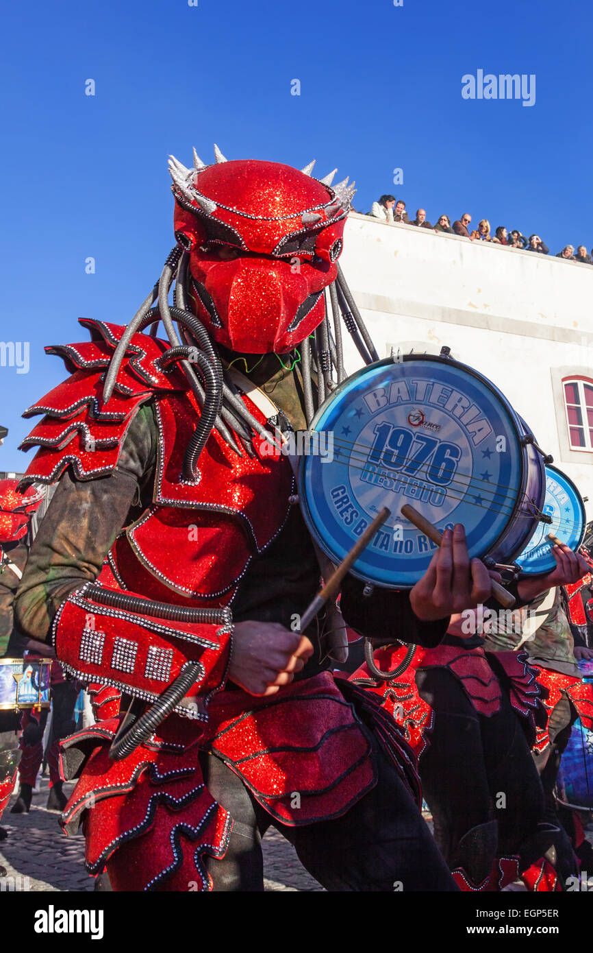 Bateria, la sezione musicale della scuola di samba, giocando per ballerini in Rio de Janeiro stile sfilata di carnevale. Foto Stock