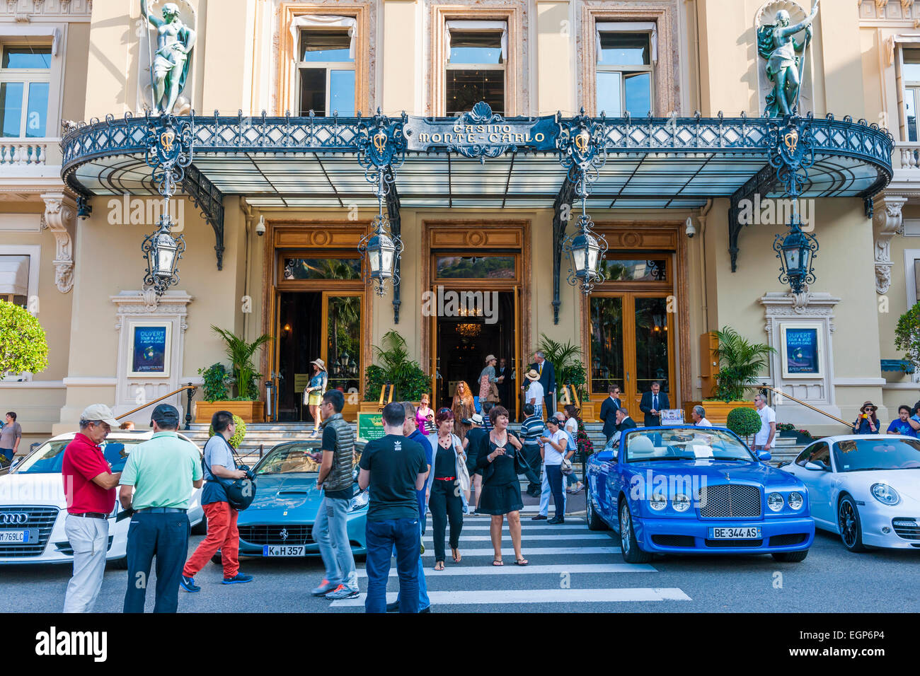 MONTE CARLO, Monaco - 3 ottobre 2014: Occupato ingresso al Casinò di Monte Carlo nel Principato di Monaco Foto Stock