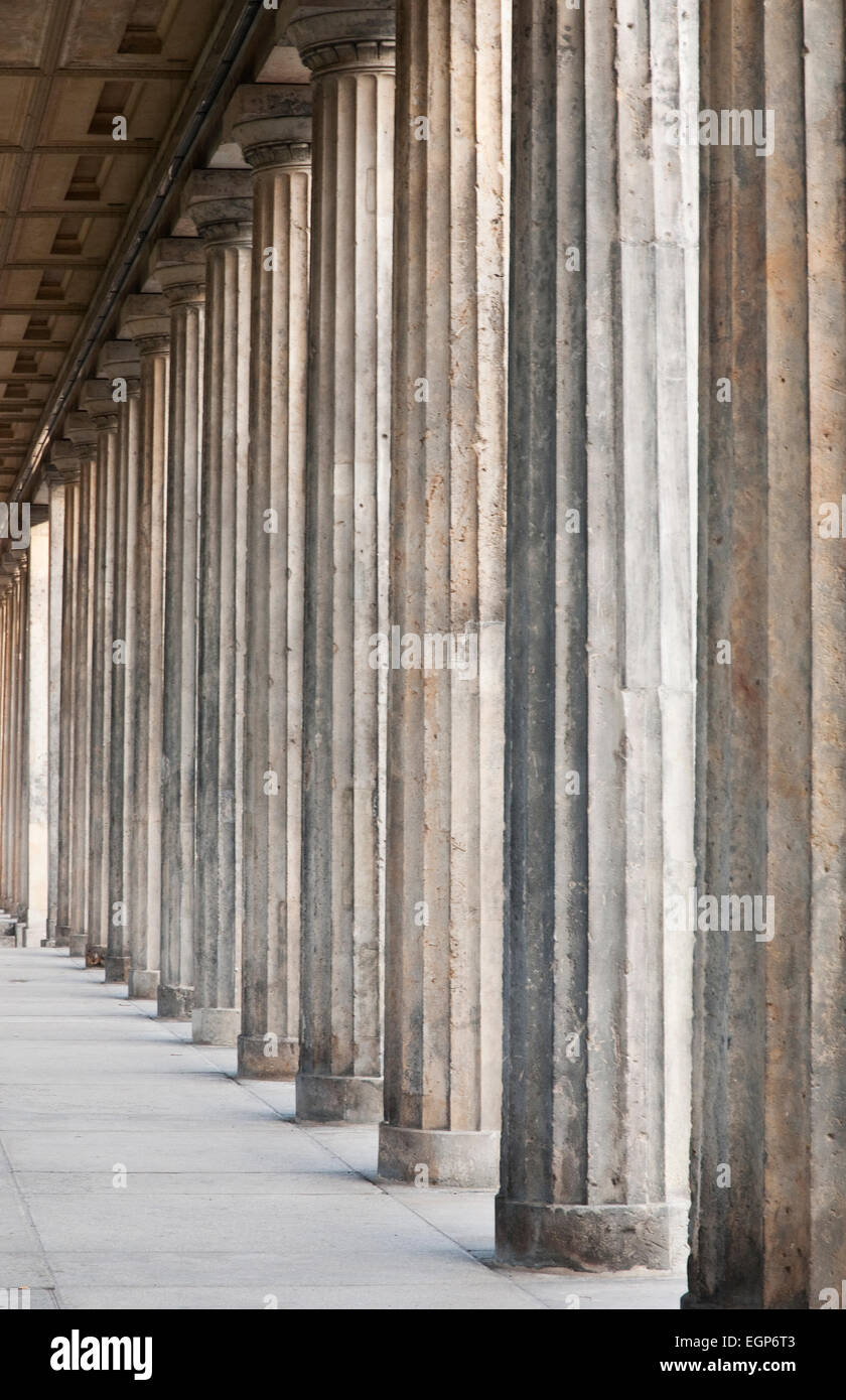 Colonne doriche nel cortile colonnato esterno La Alte Nationalgalerie, sull'Isola dei Musei di Berlino, Germania Foto Stock