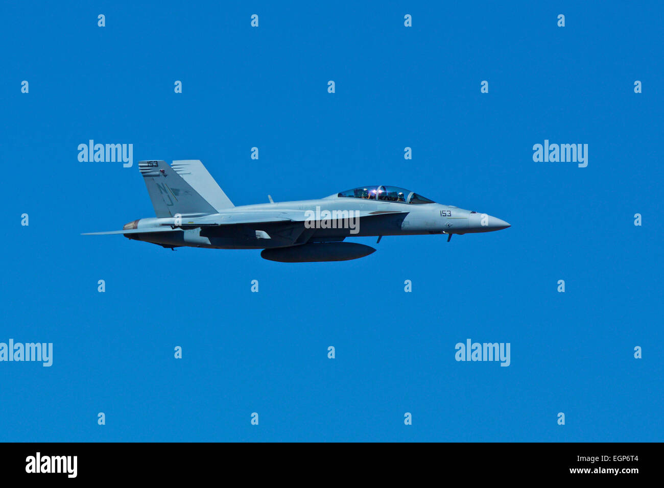 Vicino la vista di profilo di un US Navy F/A-18F Super Hornet jet fighter dal VFA-122 "Aquile Volanti" Squadron, NAS Lemoore. Foto Stock