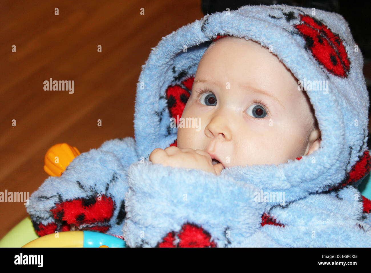Little baby in blu vestaglia con stupito dalla vista Foto Stock