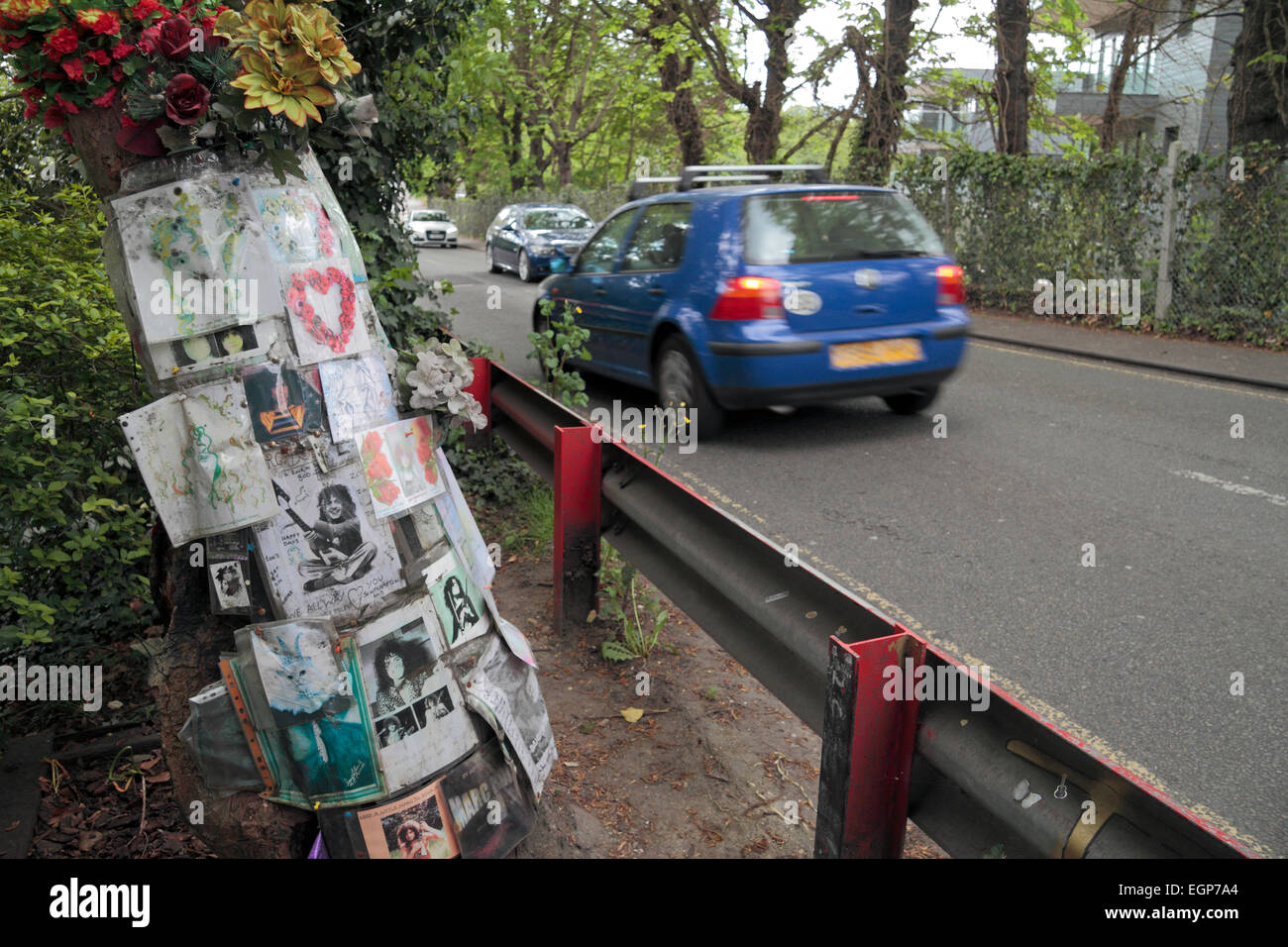 Marc Bolan roccia del santuario, un memoriale di Barnes, Londra per la pop star Marc Bolan in loco morì in un incidente stradale nel 1977. Foto Stock