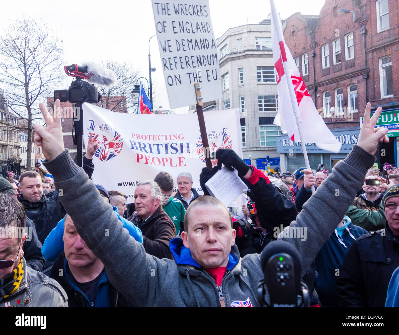 Un manifestante detiene un cartellone di referendum esigenti Pegida UK protesta a Newcastle upon Tyne. Regno Unito Foto Stock