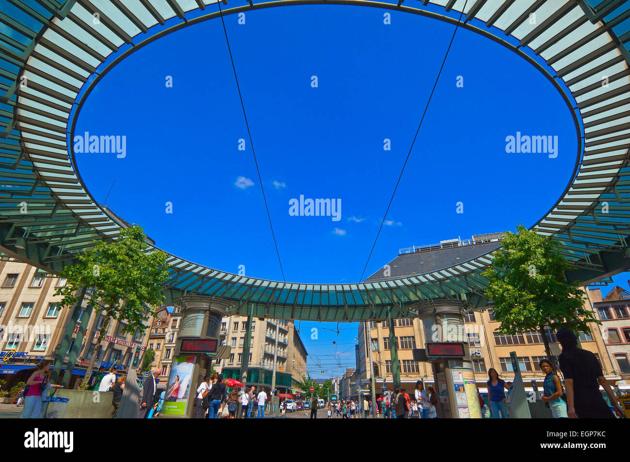 Sessione plenaria a Strasburgo dal Place de l'Homme de Fer, stazione dei tram, l'uomo del ferro Square, sito patrimonio mondiale dell'UNESCO, Alsazia, Bas Rhin, Francia, Europa Foto Stock