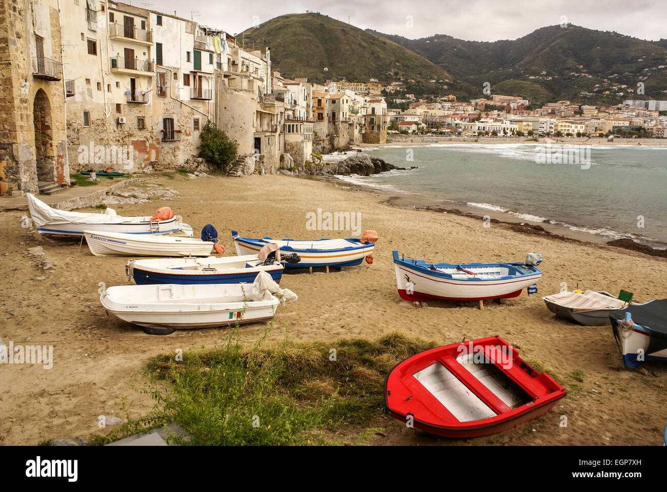 Sicilia in barca da pesca sulla spiaggia di Cefalù, Sicilia Foto Stock