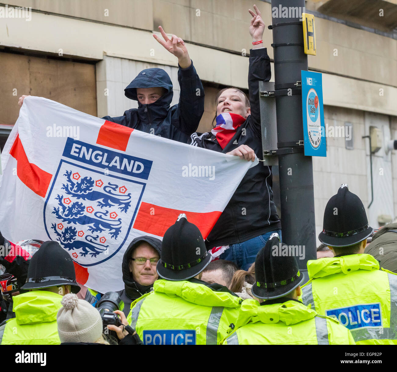 Newcastle upon Tyne, Regno Unito. Il 28 febbraio 2015. Polizia impedisce Pegida manifestanti marciano verso il contatore protesta in strada vicina al primo Regno Unito protesta da parte di Pegida UK, un gruppo si è opposto alla 'islamizzazione dell'Europa". La protesta si è tenuta a la Bigg area di mercato del centro città di Newcastle, mentre un contatore di protesta organizzata da Newcastle unisce era tenuto a meno di un centinaio di metri di distanza in Newgate Street Credit: ALANDAWSONPHOTOGRAPHY/Alamy Live News Foto Stock