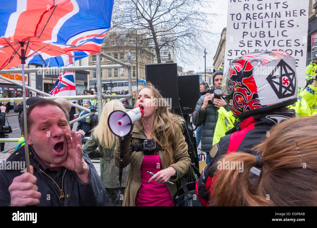 Newcastle upon Tyne, Regno Unito. Il 28 febbraio 2015. Polizia impedisce Pegida manifestanti marciano verso il contatore protesta in strada vicina al primo Regno Unito protesta da parte di Pegida UK, un gruppo si è opposto alla 'islamizzazione dell'Europa". La protesta si è tenuta a la Bigg area di mercato del centro città di Newcastle, mentre un contatore di protesta organizzata da Newcastle unisce era tenuto a meno di un centinaio di metri di distanza in Newgate Street Credit: ALANDAWSONPHOTOGRAPHY/Alamy Live News Foto Stock