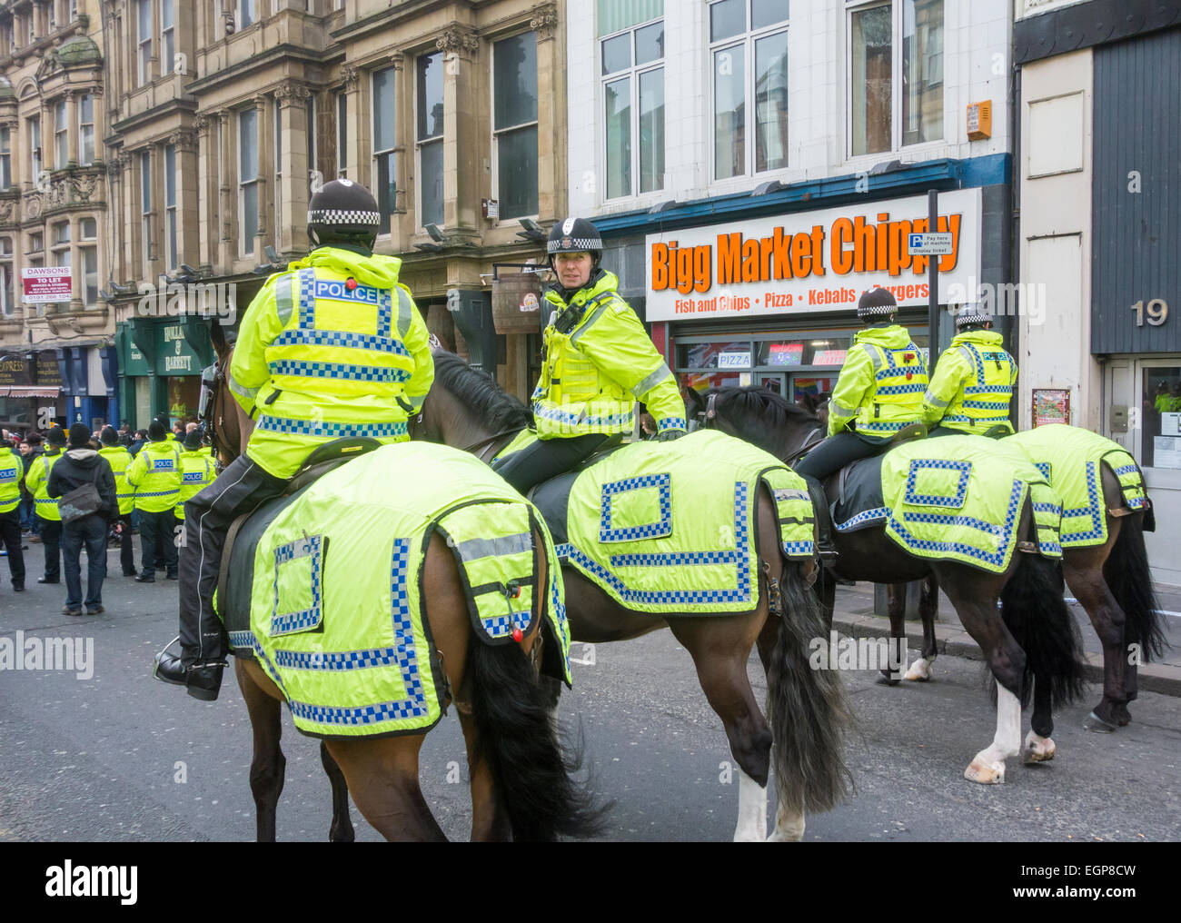 Newcastle upon Tyne, Regno Unito. Il 28 febbraio 2015. Grande la presenza della polizia in un primo momento Regno Unito protesta da parte di Pegida UK, un gruppo si è opposto alla 'islamizzazione dell'Europa". La protesta si è tenuta a la Bigg area di mercato del centro città di Newcastle, mentre un contatore di protesta organizzata da Newcastle unisce era tenuto a meno di un centinaio di metri di distanza in Newgate Street Credit: ALANDAWSONPHOTOGRAPHY/Alamy Live News Foto Stock