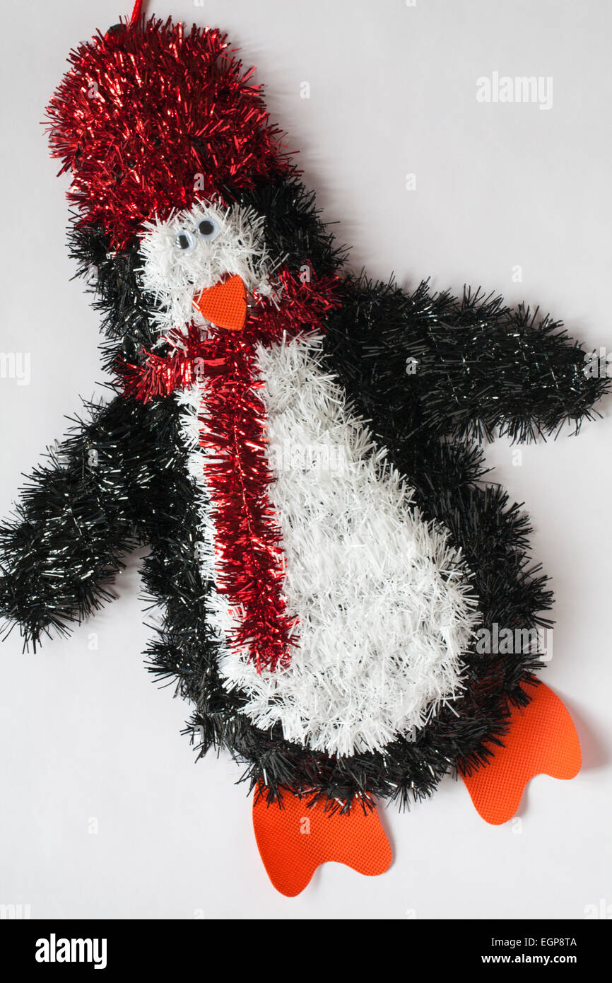 Penguin tinsel decorazione per il Natale isolato su sfondo bianco Foto Stock