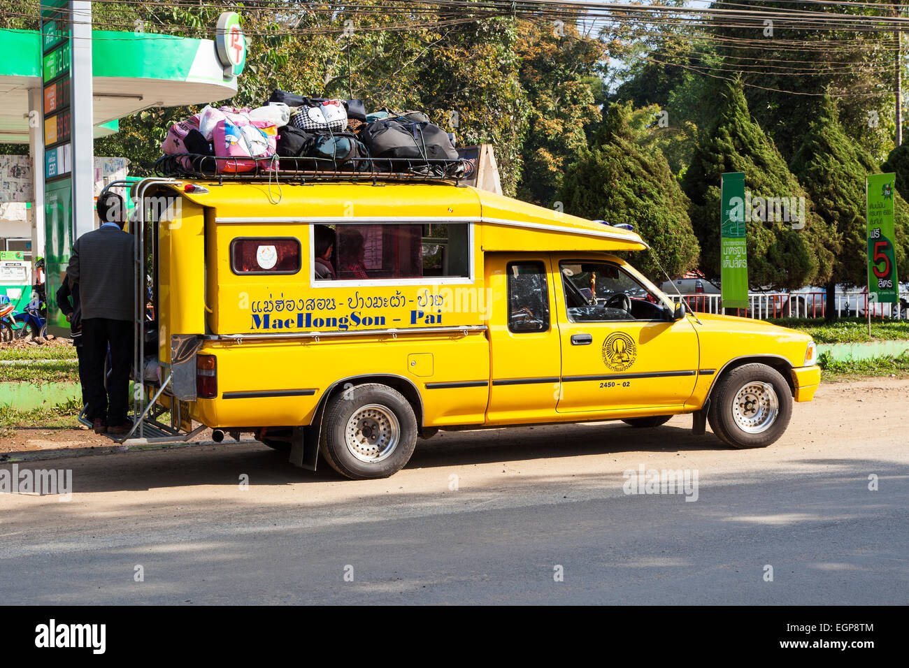 Un giallo taxi pubblico che collega Mae Hong Son e Pai, Thailandia Foto Stock