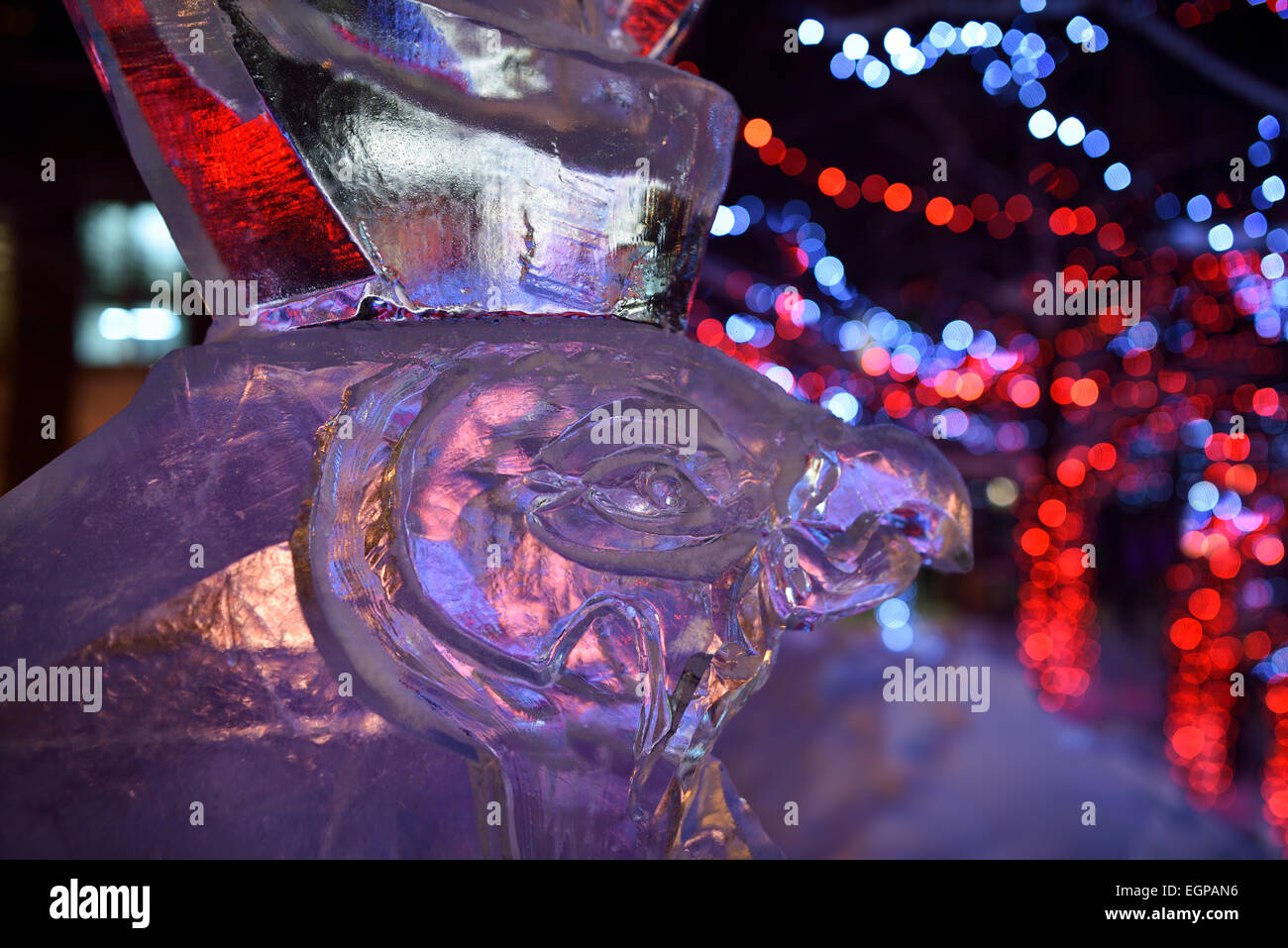 Dio falco Horus sculture di ghiaccio con luci viola a Yorkville Village Park Icefest annuale Toronto Cumberland Street di notte Foto Stock