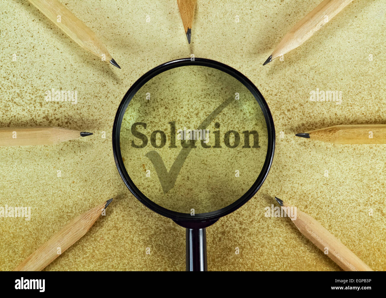 Soluzione Word sotto la lente di ingrandimento su sfondo vintage Foto Stock